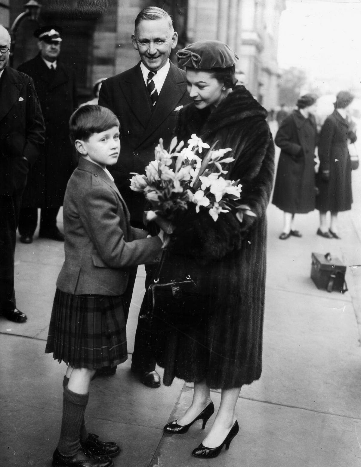 配饰 “英伦玫瑰”费雯丽:拥有完美雪白皮肤、乌黑头发和优雅服装品味。
