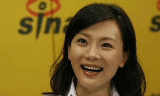 下巴她是整容最成功的一位女星，翻看18年前旧照，网友：吓倒一片啊
