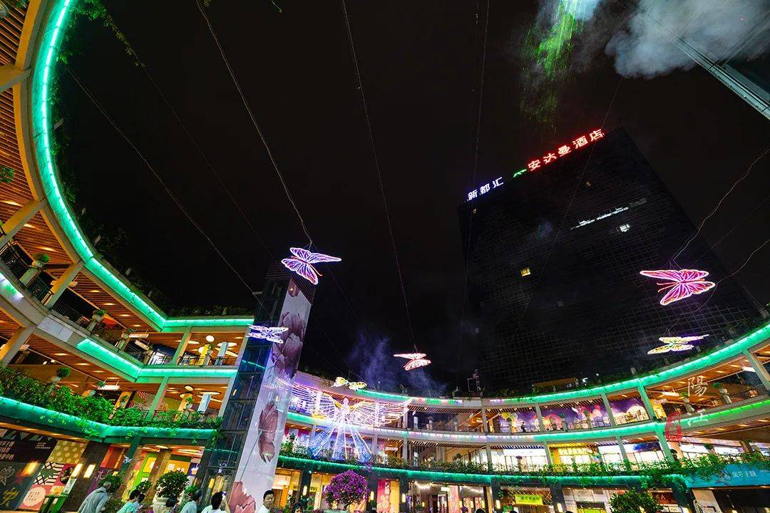 春节遛娃好去处，这个风筝主题的网红街区，晚上风筝会发光