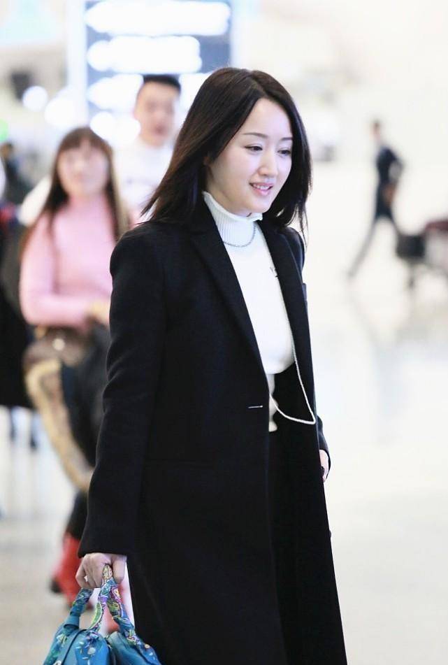 感觉 杨钰莹不扮嫩更好看了,长大衣配高领毛衣,成熟女人味散发出来