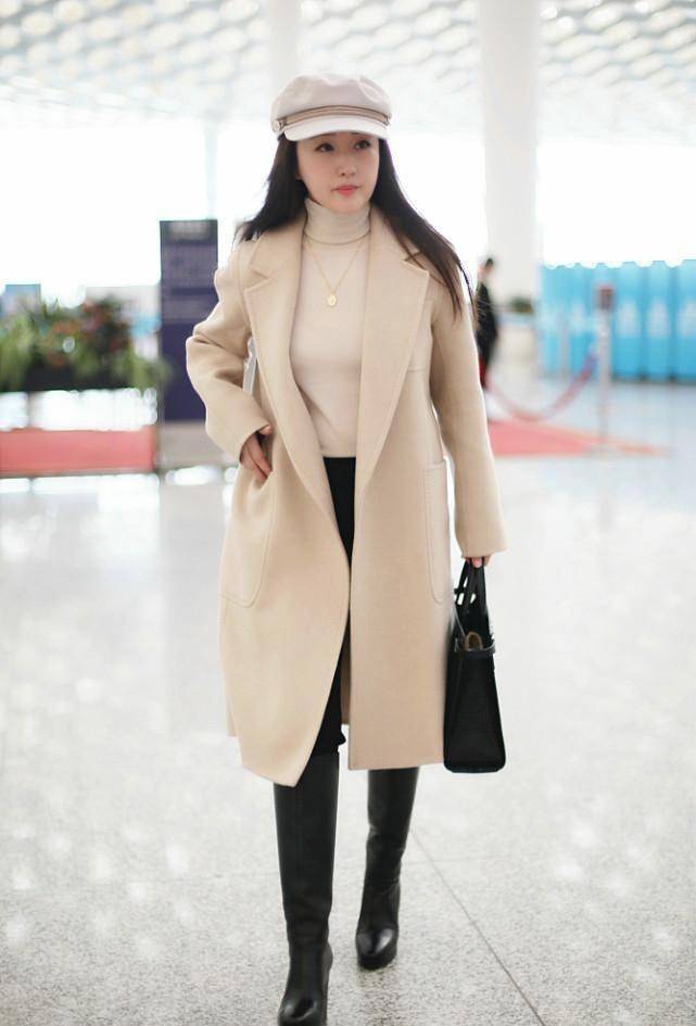 感觉 杨钰莹不扮嫩更好看了,长大衣配高领毛衣,成熟女人味散发出来