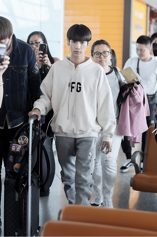 黑色 罗云熙这“锅盖头”好可爱，配卫衣清新温柔，像大学学长似的