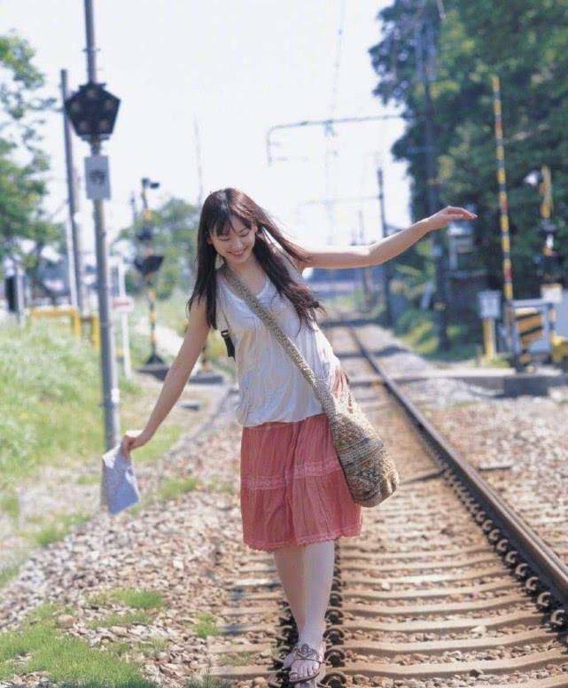 小个子 小个子穿搭有诀窍！女星亲身示范日系少女风，让你变身邻家妹妹