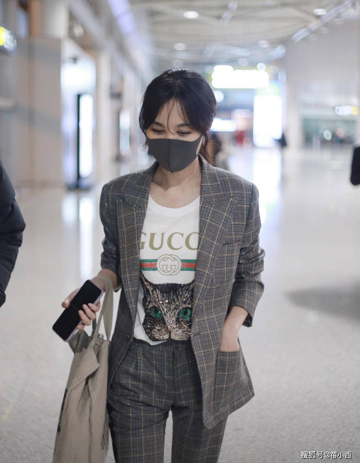 黑色 李菲儿不愧是黄晓明的前女友,穿白色羽绒服走机场,就很有国际范