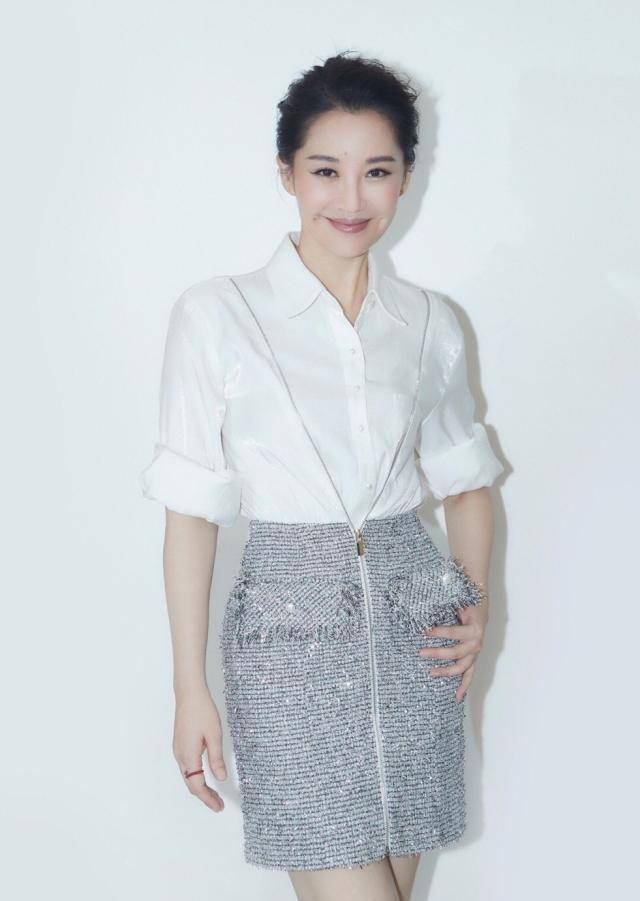 高跟鞋 50岁许晴不结婚又如何？闪片短裙似少女，20cm高跟鞋气质不输当年