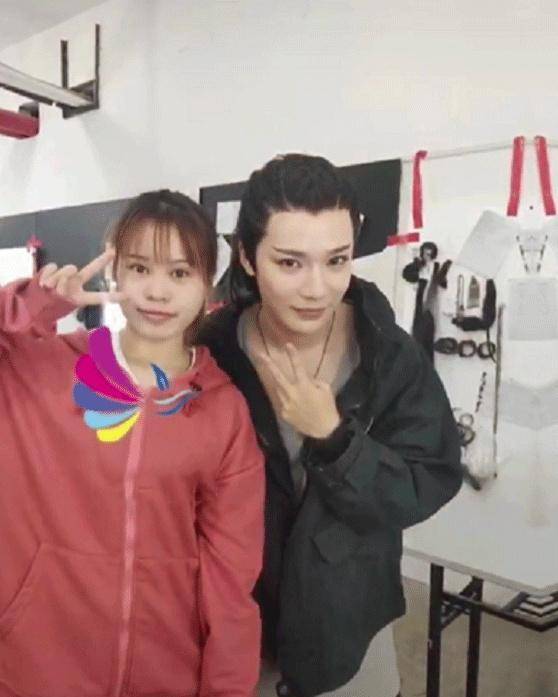 网友晒和天涯客众演员合影龚俊依然俊朗蝎王颇为妖娆