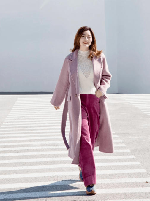 显得 穿来穿去，还是“大衣”时髦耐看，保暖舒适又高级，适合成熟女性