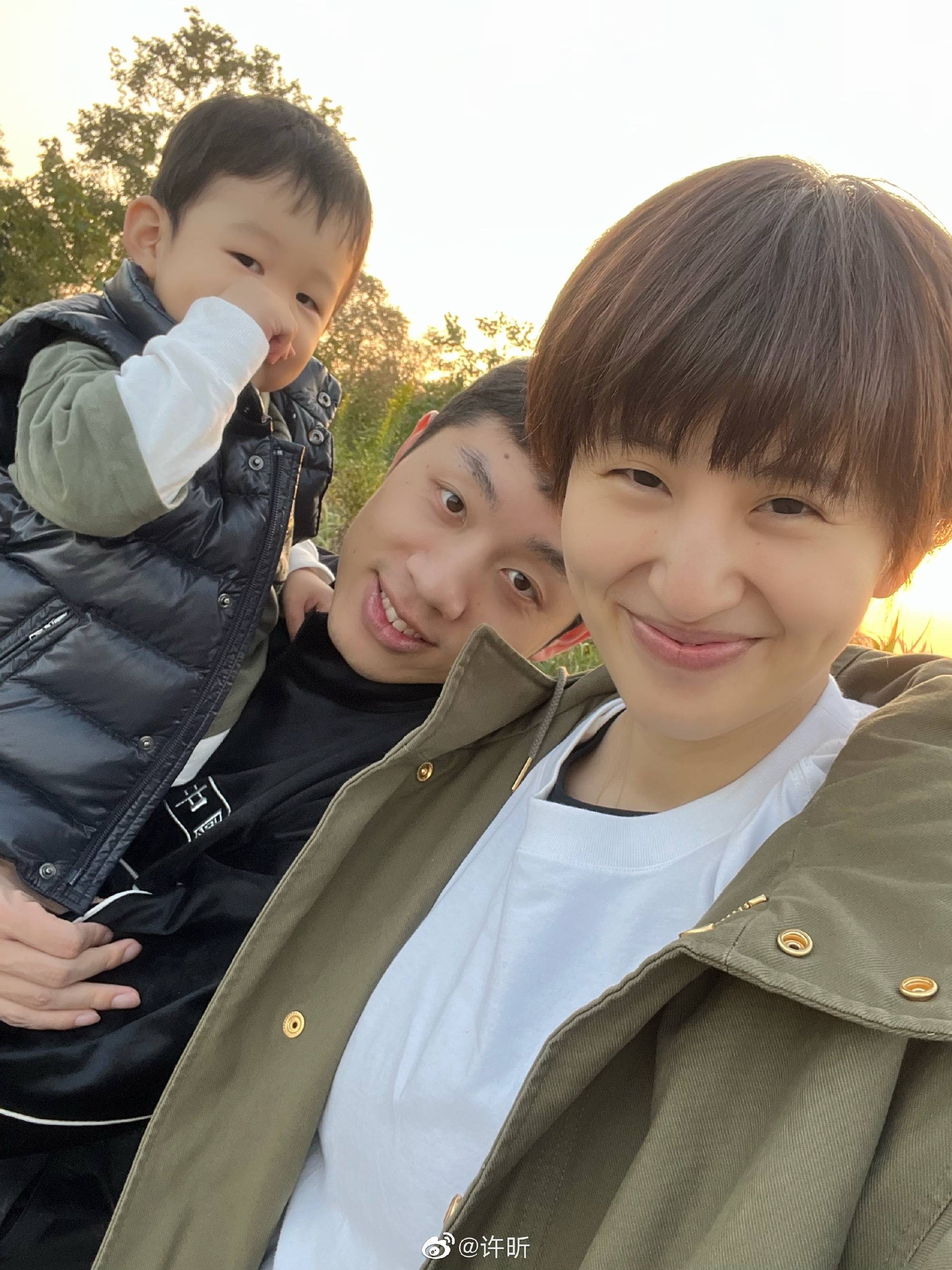 原创许昕晒1人带俩娃照片自信说一天三赛算什么没带孩子累