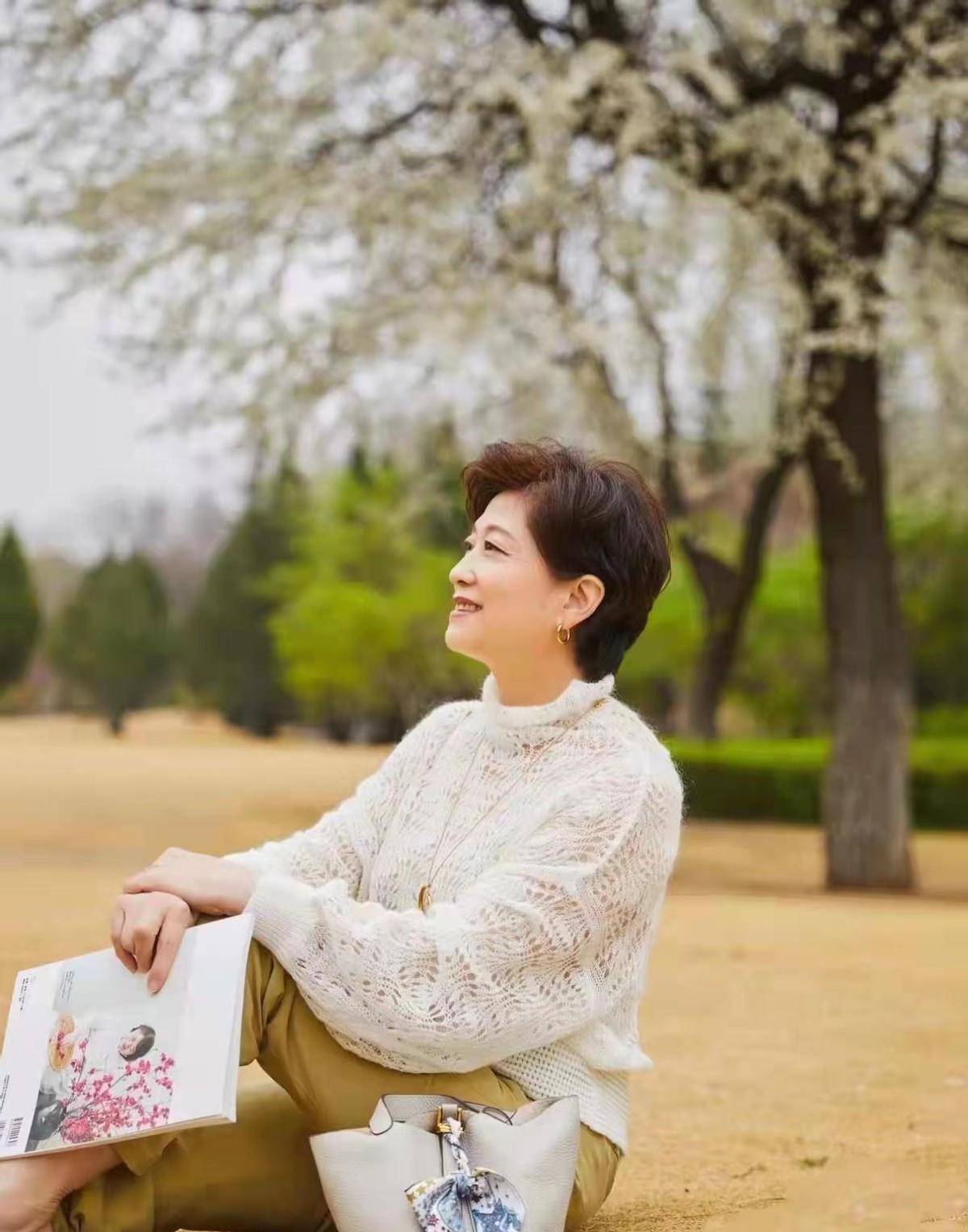 裙子 建议50岁的女人多穿“针织衫”，搭配裤子、裙子，都优雅大方