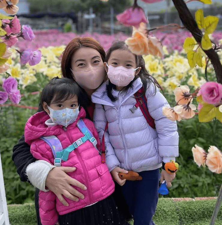 郭晶晶一家買花，霍啟剛「爸爸力」爆棚，懷裡抱一個脖子上騎一個 娛樂 第6張