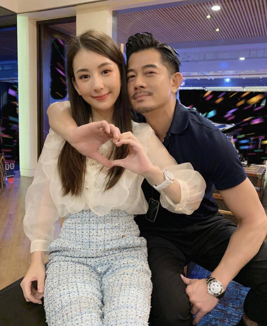 的比例 郭富城一家外出！小4岁丈母娘怀抱外孙女，方媛粉色穿搭成五五分