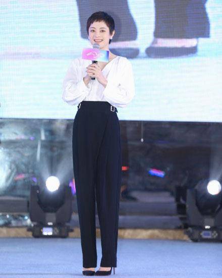 新造型 孙俪新造型真养眼,一袭白裙配短发大气又优雅,36岁身材太出众