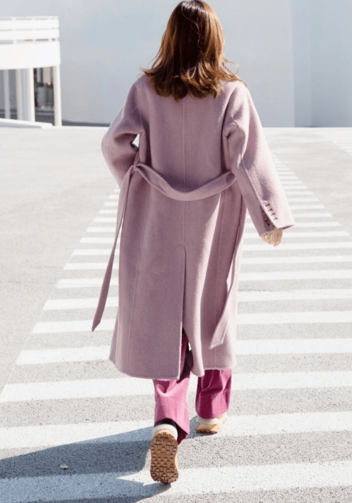 显得 穿来穿去，还是“大衣”时髦耐看，保暖舒适又高级，适合成熟女性