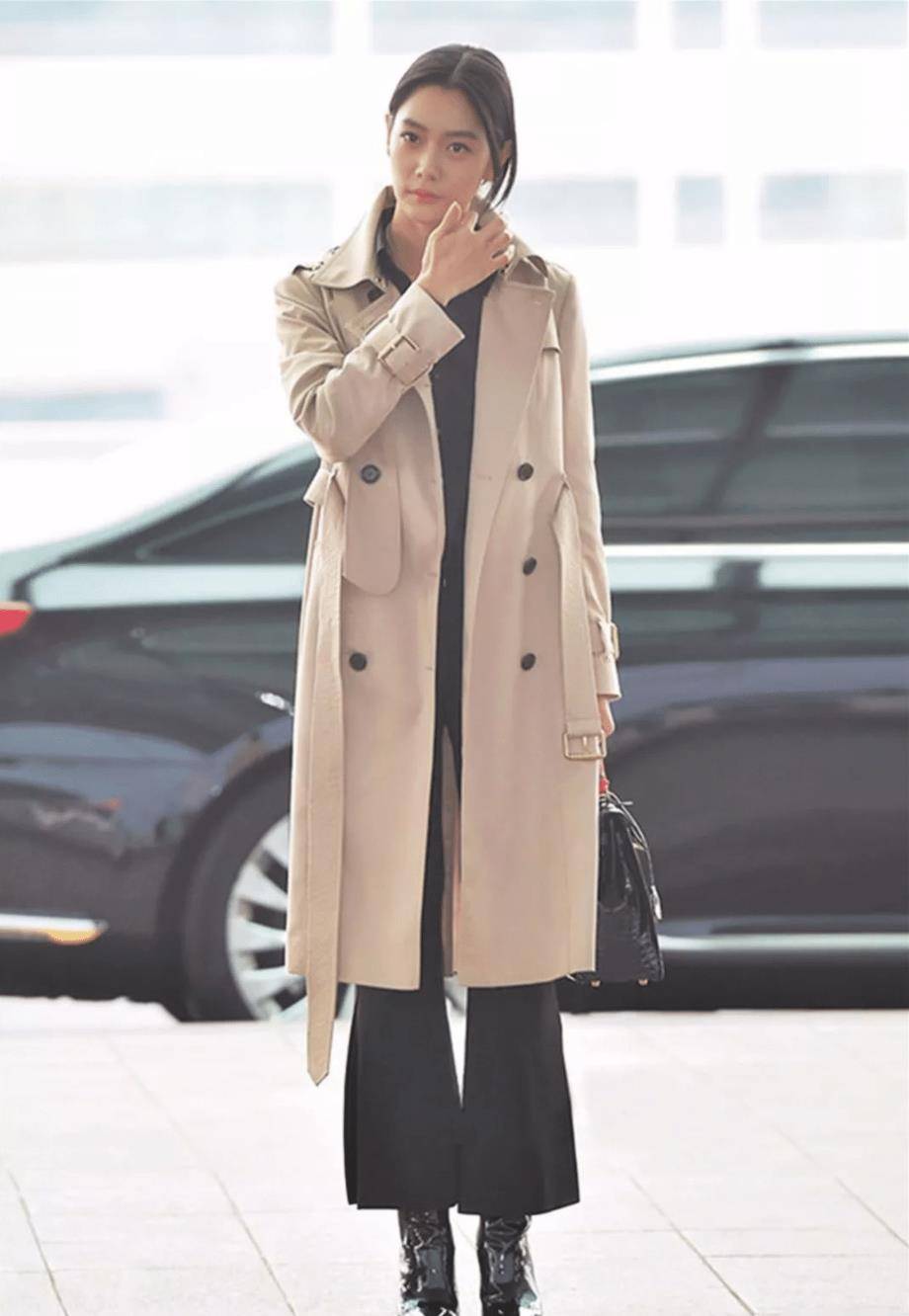 鱼尾 克拉拉不愧是“行走的尤物”，穿蕾丝上衣+鱼尾裙，身材比例出众