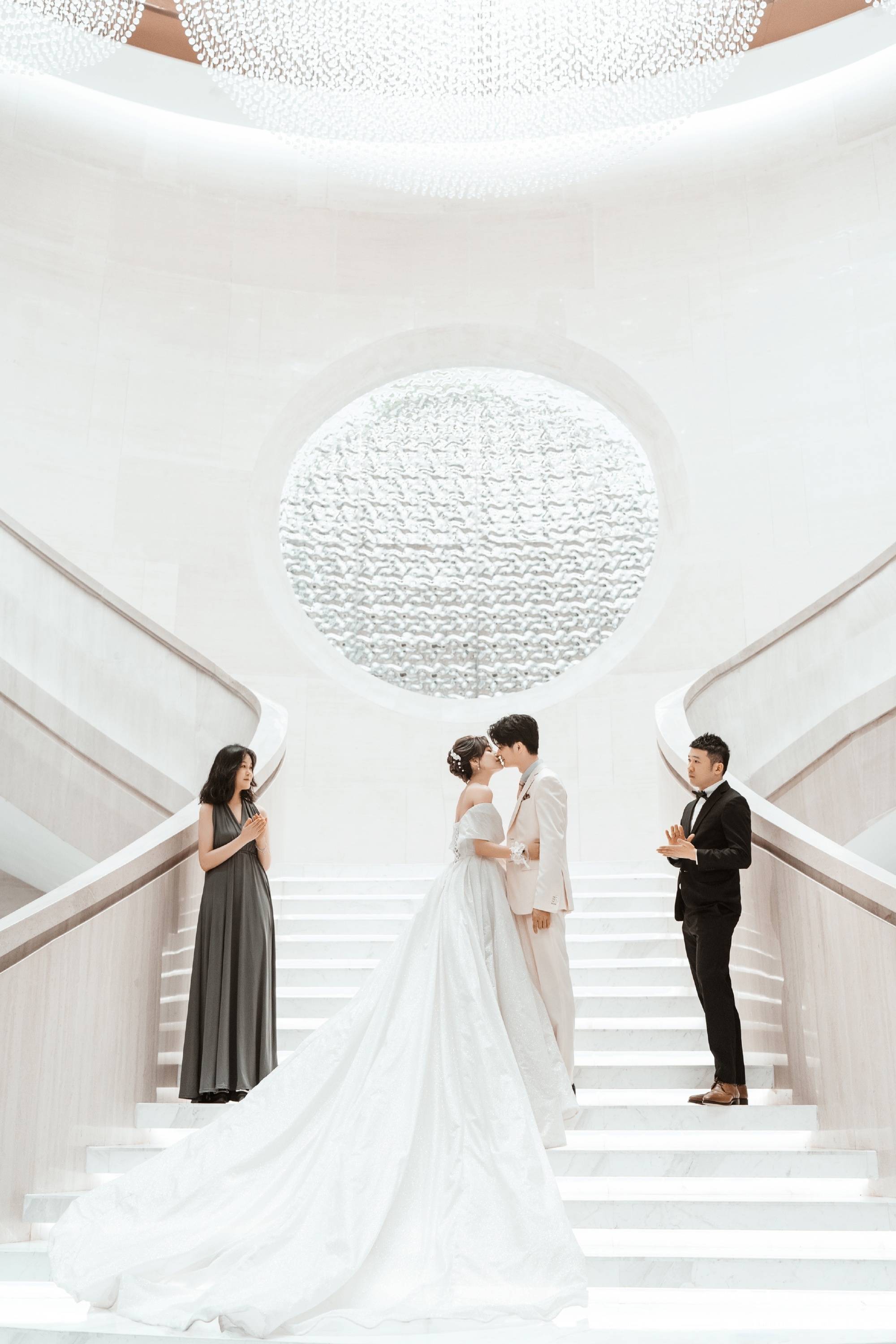 原创朱杰与刘洋影子官宣结婚两人置身于花海浪漫拥吻戚薇送上祝福