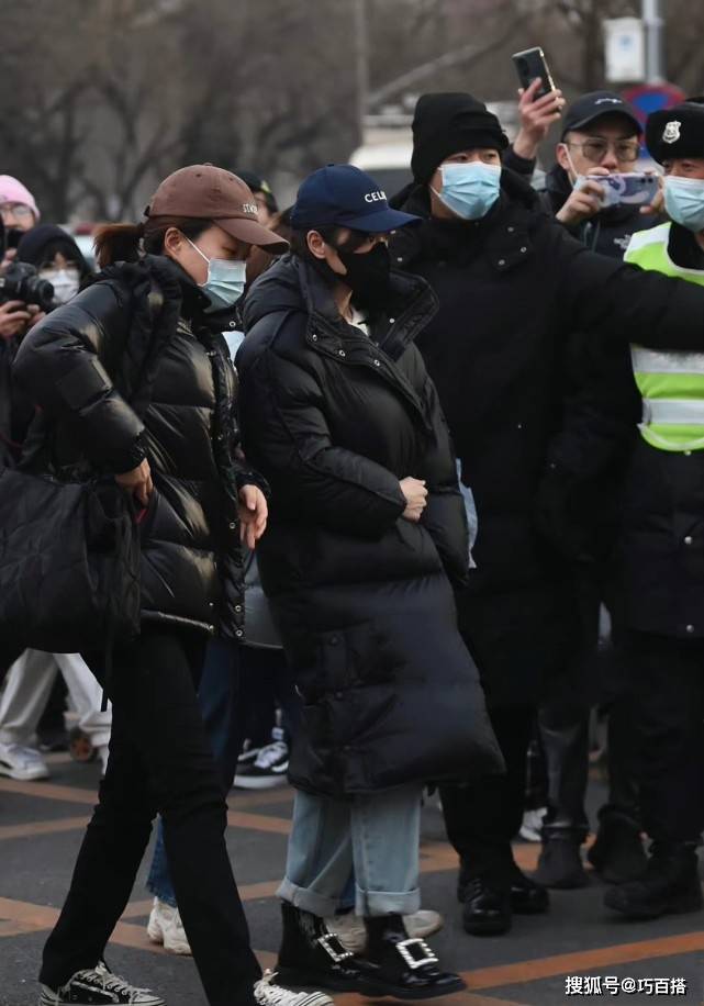 毛衣 毛晓彤女神五官标致，穿起撑不满衣身的针织毛衣，效果非常赞