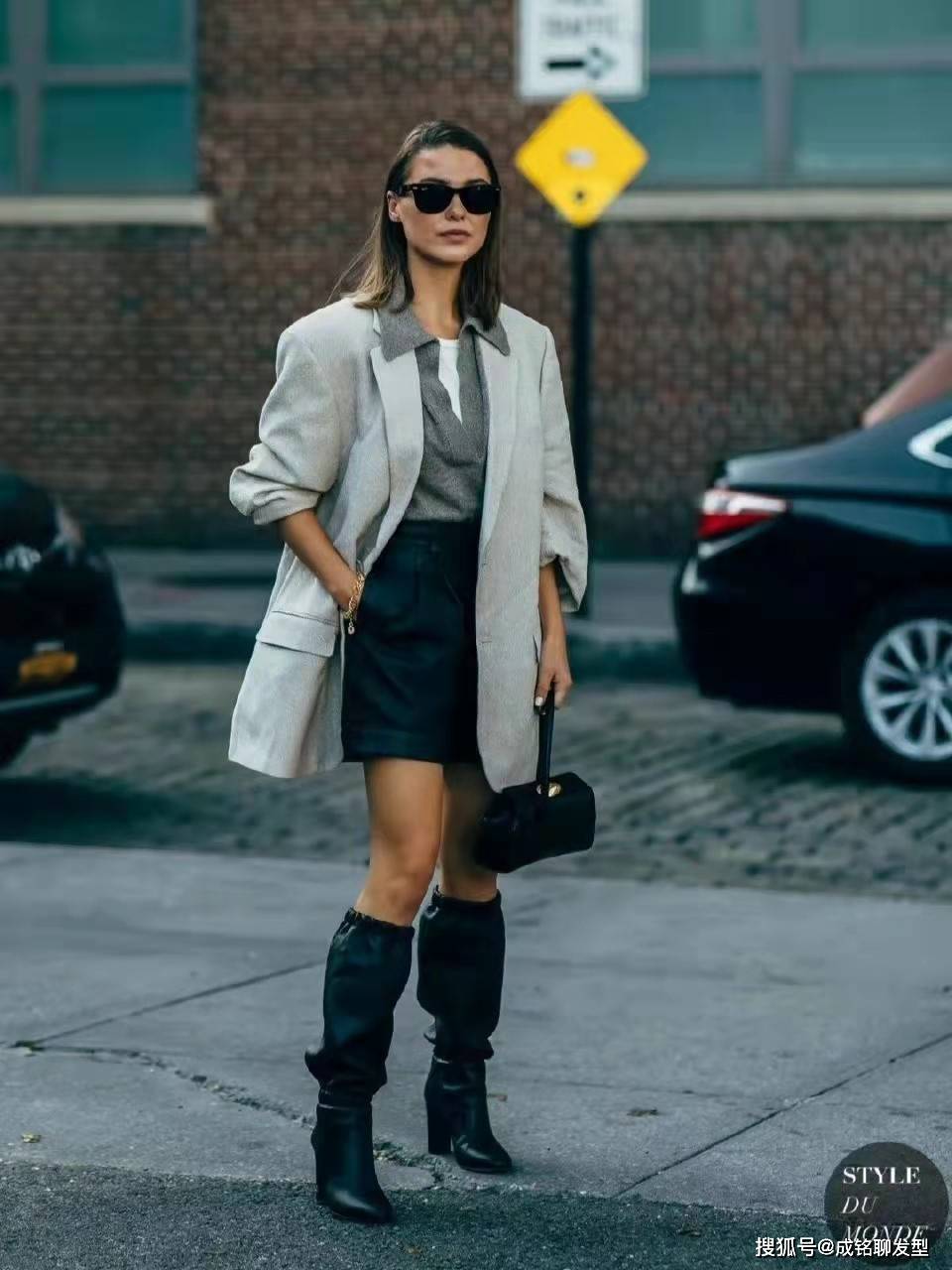 黑色 建议奔四奔五的女性多穿短外套,时髦好搭配,尽显干练利落的气质
