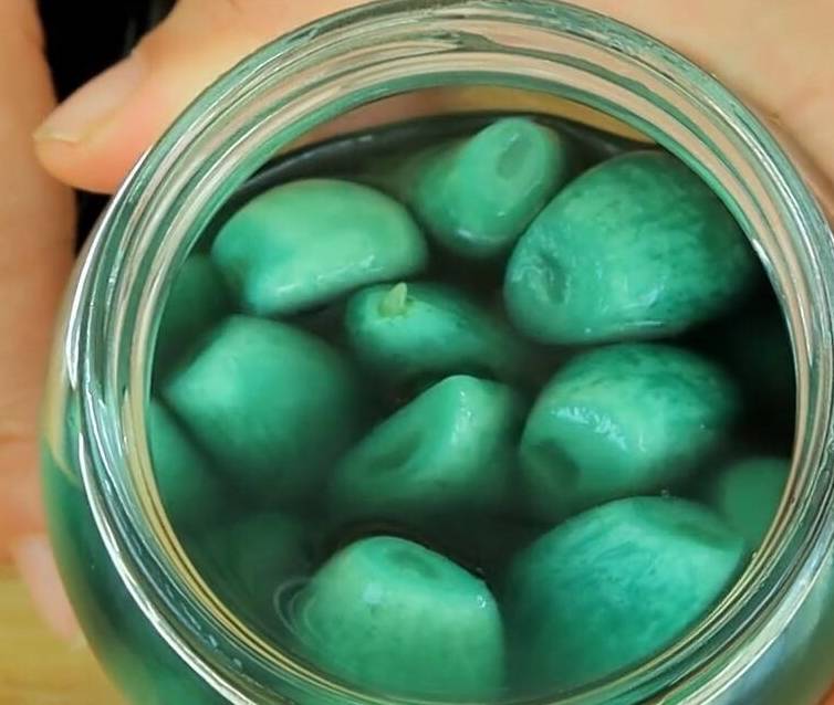 怎样腌制腊八蒜才会变绿 d391cfd61c7a4f2084028cefbde11704.jpeg