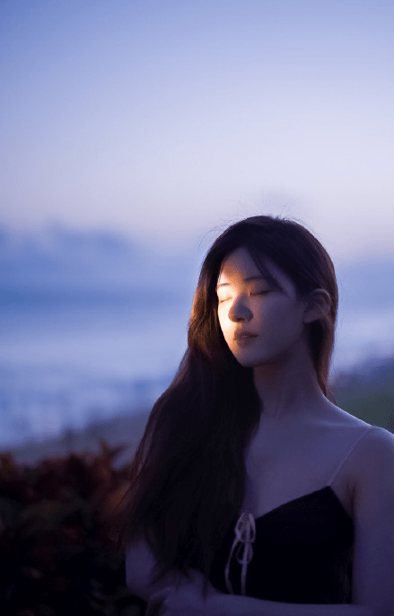 女神赵露思晒出性感写真大片，穿吊带裙海边秀美腿，牛奶肌嫩得掐出水