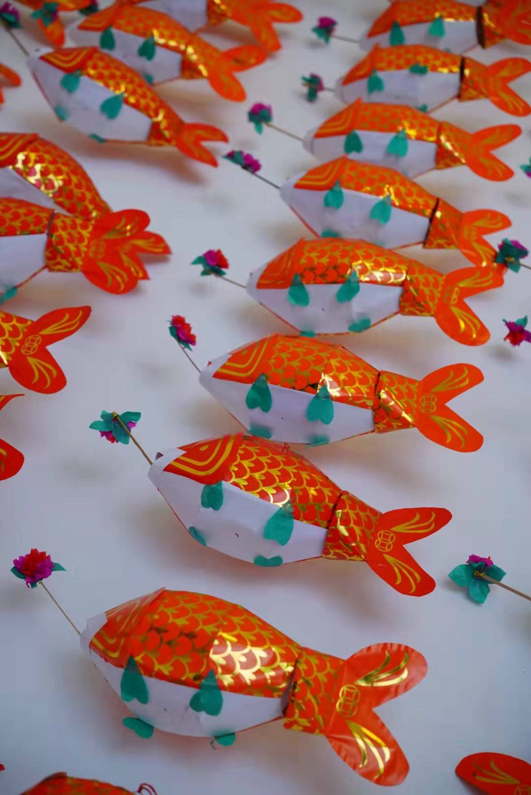 据了解,过去,每逢新春时节,新会民间都有"挂鱼灯"的习俗,以祈求新的