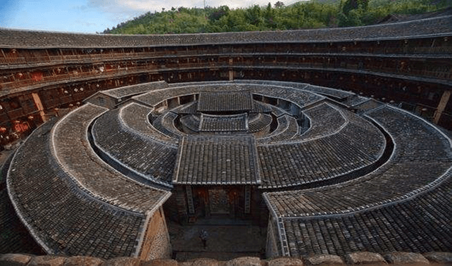 广东十分古怪的圆楼，墙体连接牢固不倒，建造时间至今无人知道