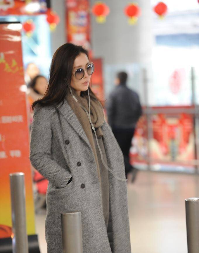 女孩子 田朴珺很有“女王”气质范,穿一套红色西服套装高级干练,美腻了