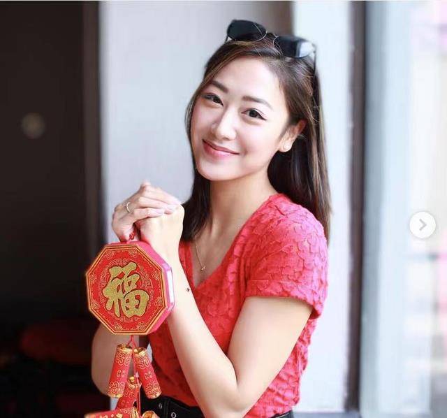 女星丁子田移居英国,淡出荧幕转行物业公司售楼,穿职业装有气场_pual