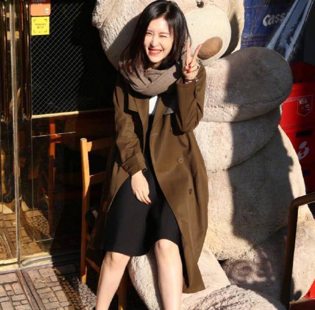 女孩子 田朴珺很有“女王”气质范,穿一套红色西服套装高级干练,美腻了