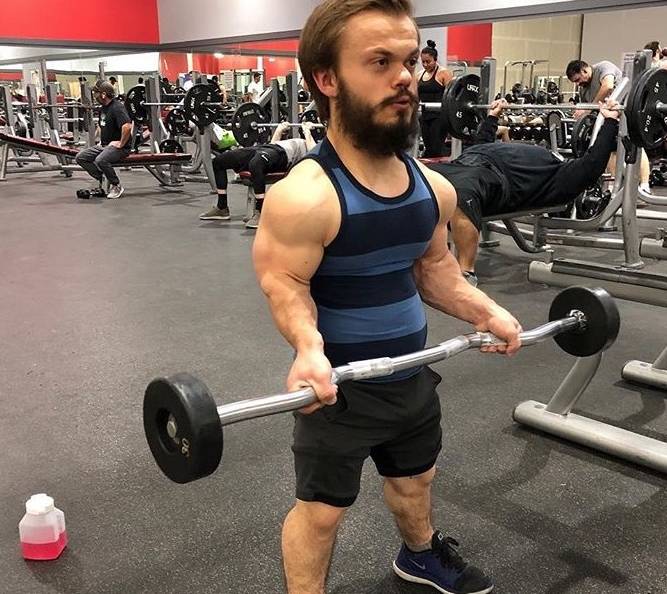 侏儒症患者被嘲笑为"小矮子",如今健身后令人刮目相看!