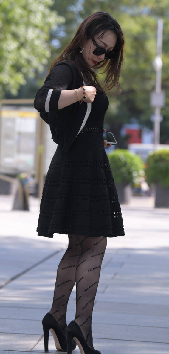 成熟美女黑色系连衣裙穿搭,优雅又性感,你觉得美吗?