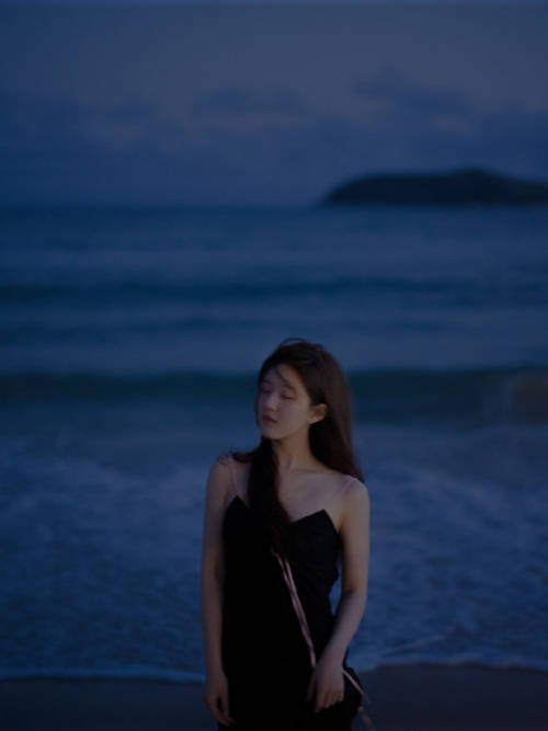 女神赵露思晒出性感写真大片，穿吊带裙海边秀美腿，牛奶肌嫩得掐出水