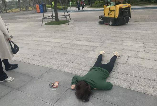 惊险27岁女子人才公园猝死路过医生紧急出手