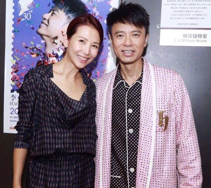 张晋 45岁怀三胎，蔡少芬坚持接送两个女儿，老公张晋甜蜜相伴