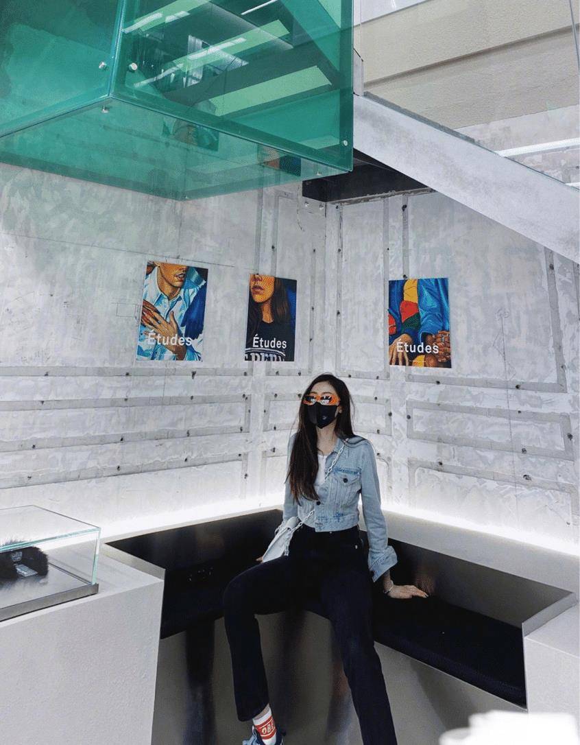 张天 张天爱“马甲线”太惹眼，简洁穿搭不“简单”，完美身材一览无遗