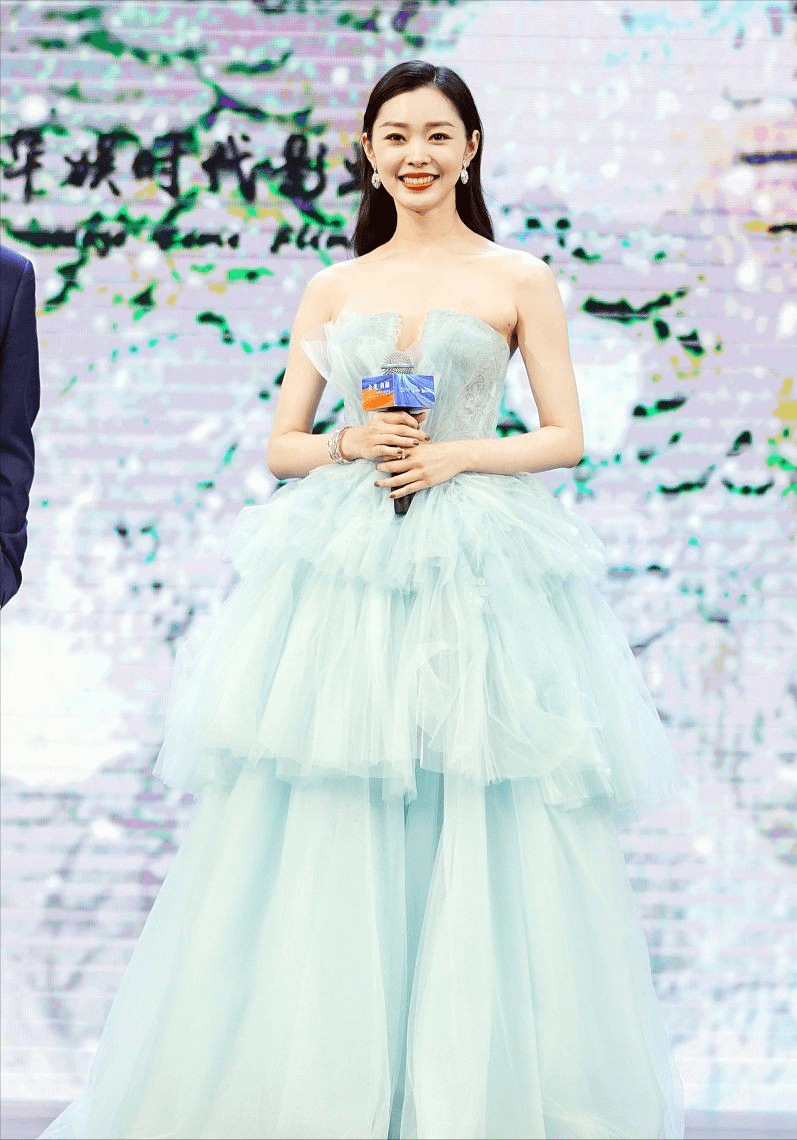 整体 把“海滩”穿身上抢镜，宋轶是第一人，笑起来真挺甜美动人