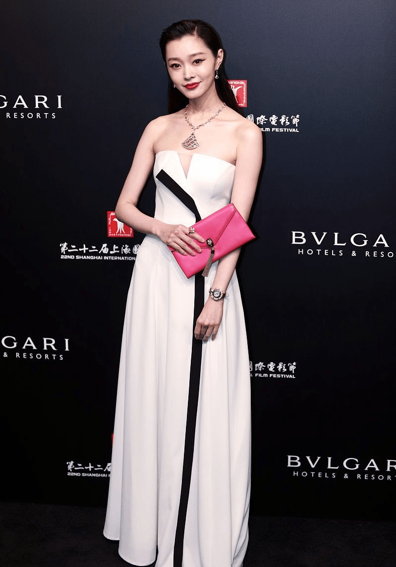 整体 把“海滩”穿身上抢镜，宋轶是第一人，笑起来真挺甜美动人