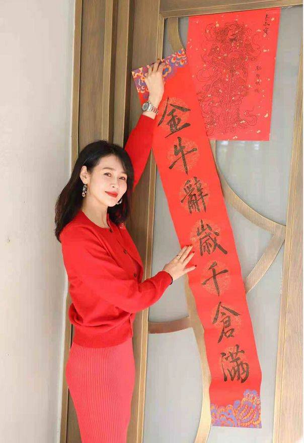 老公 于明加一家隆重过年，与女儿同穿红色喜庆时髦，帅老公罕见露面