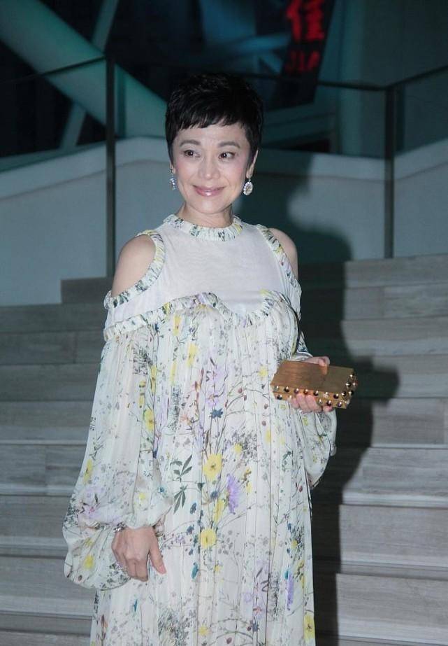 黑色 自然老去的张艾嘉有多美,穿镂空印花裙清新大方,有皱纹也耐看