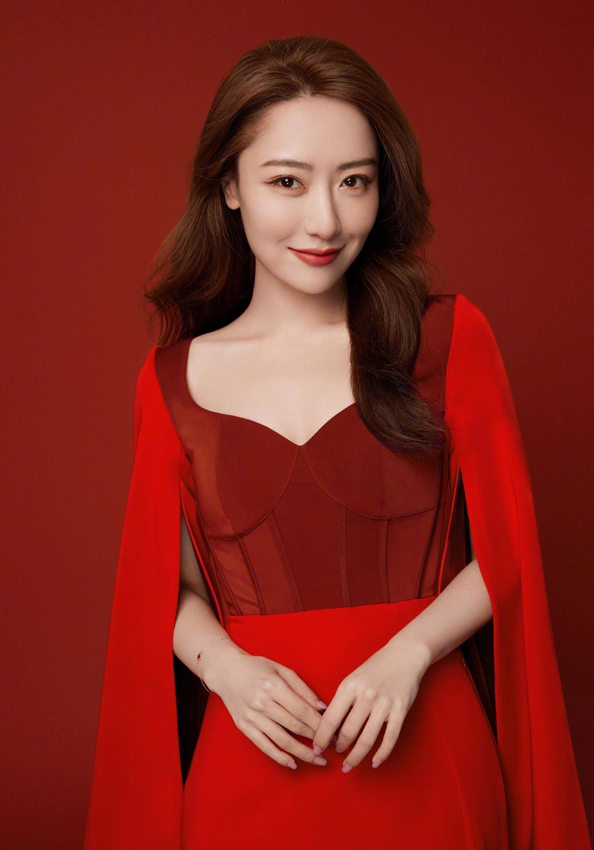 原创白冰前夫海边度假白腿抢眼曾多次辟谣性取向传闻如今好惬意