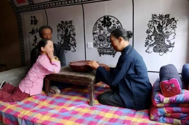 都熟知的东北大炕两口子和大家住在一起难道不尴尬吗