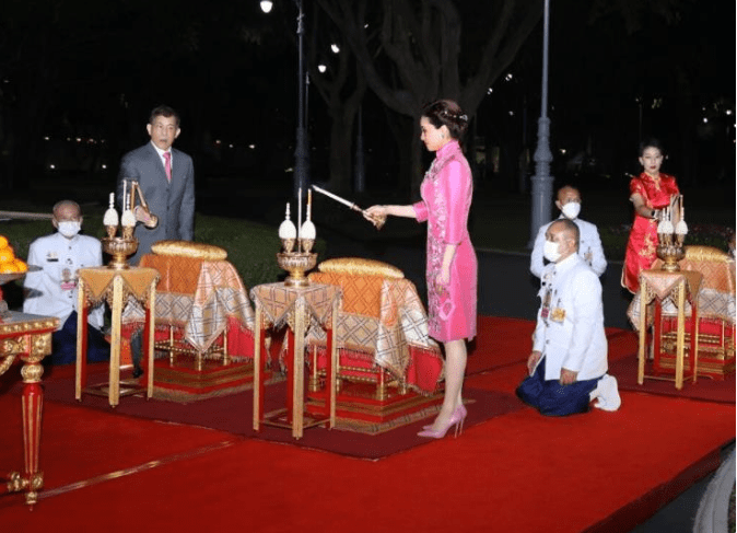 刺绣 苏提达穿对了，选玉兰花刺绣旗袍裙祭祖，粉嫩造型美过85后诗妮娜