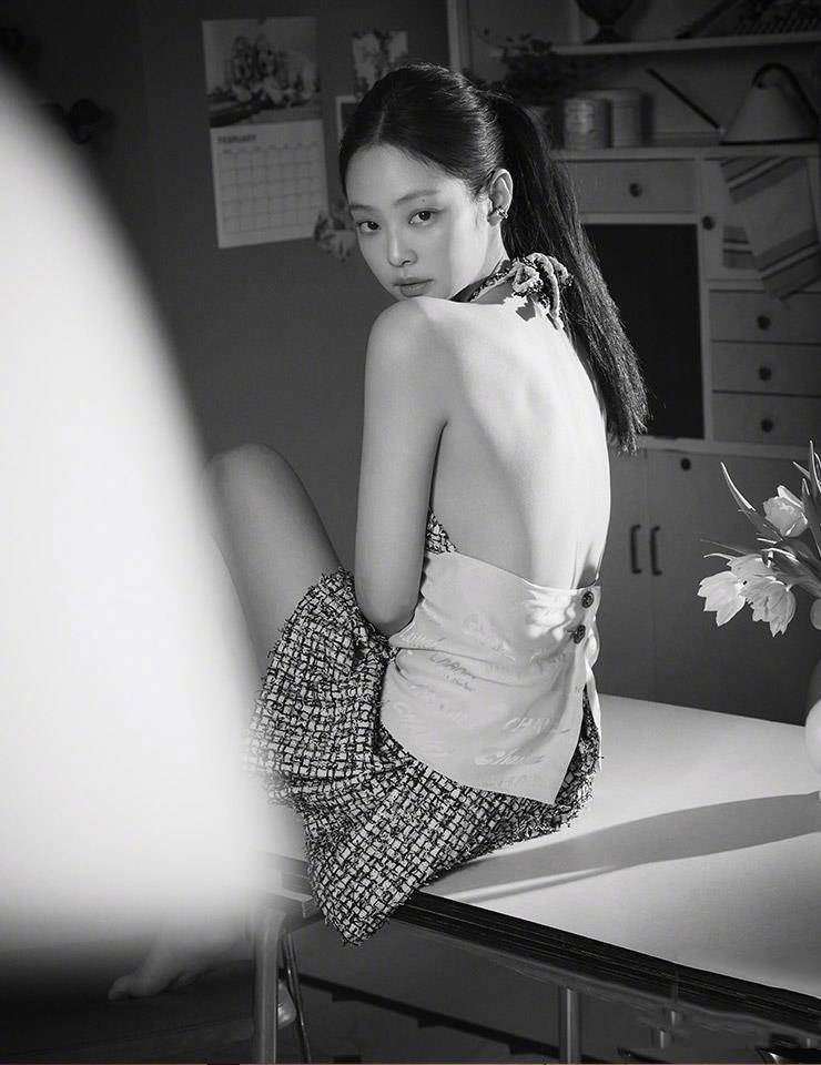 蝴蝶Jennie金智妮拍火辣写真,光脚丫坐在餐桌上面,大美背露得好高级