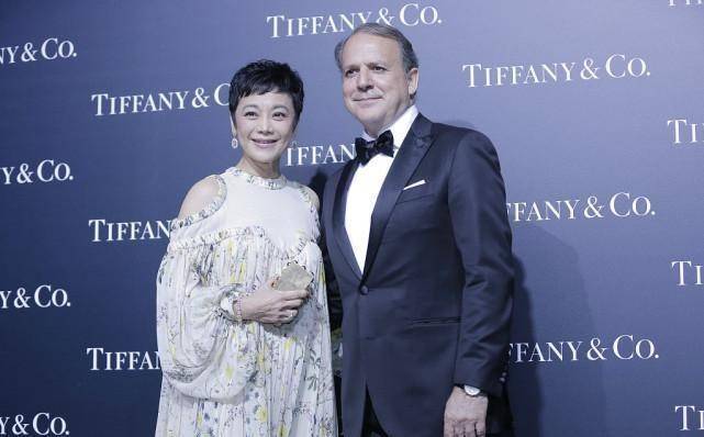 黑色 自然老去的张艾嘉有多美,穿镂空印花裙清新大方,有皱纹也耐看