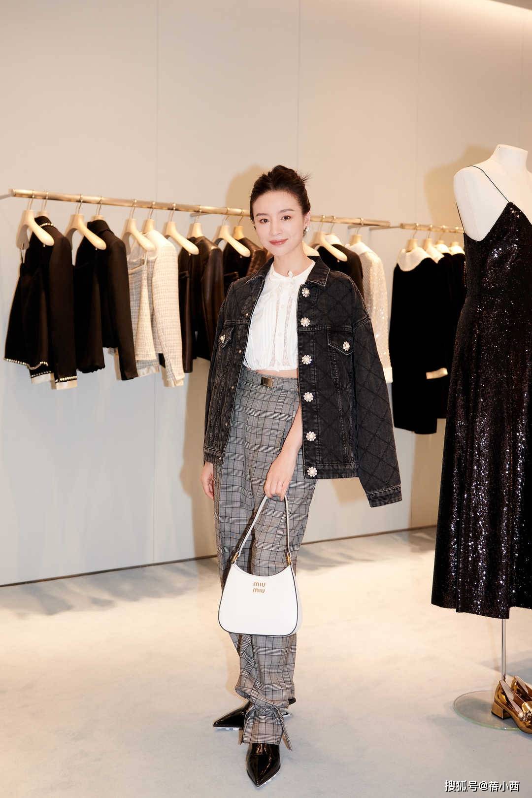 羊羔 董洁真不像四十多岁的人，穿牛仔风衣配衬衫走机场，年轻似大学生