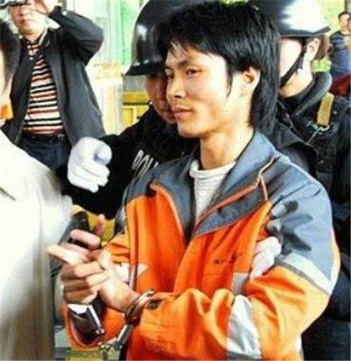 四川嚣抢悍匪伍勇庭审现场挑衅法官被判死刑后还面露笑容