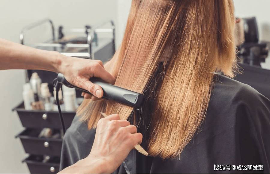 产品烫发不好看想洗直，请问软化和拉直哪种更伤发？看这三点就明白
