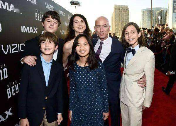 中学老师跟学生家长麦肯齐结婚,女方是世界女首富,坐拥4千多亿