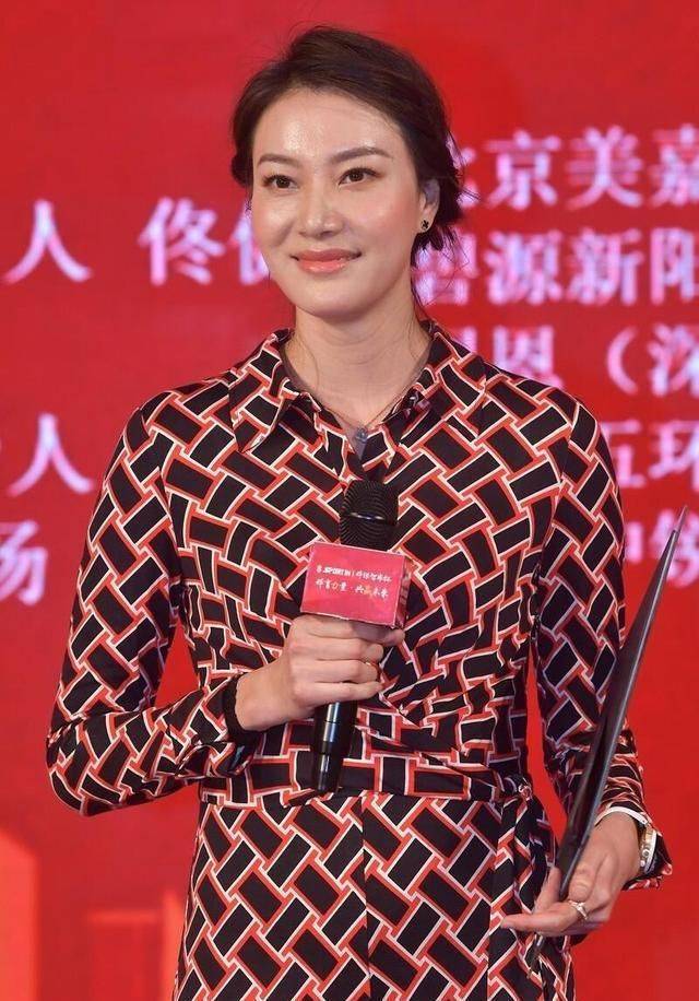 活动谢杏芳两口子同框，穿“虎纹裙”胖了不少，林丹身材倒保持得不错