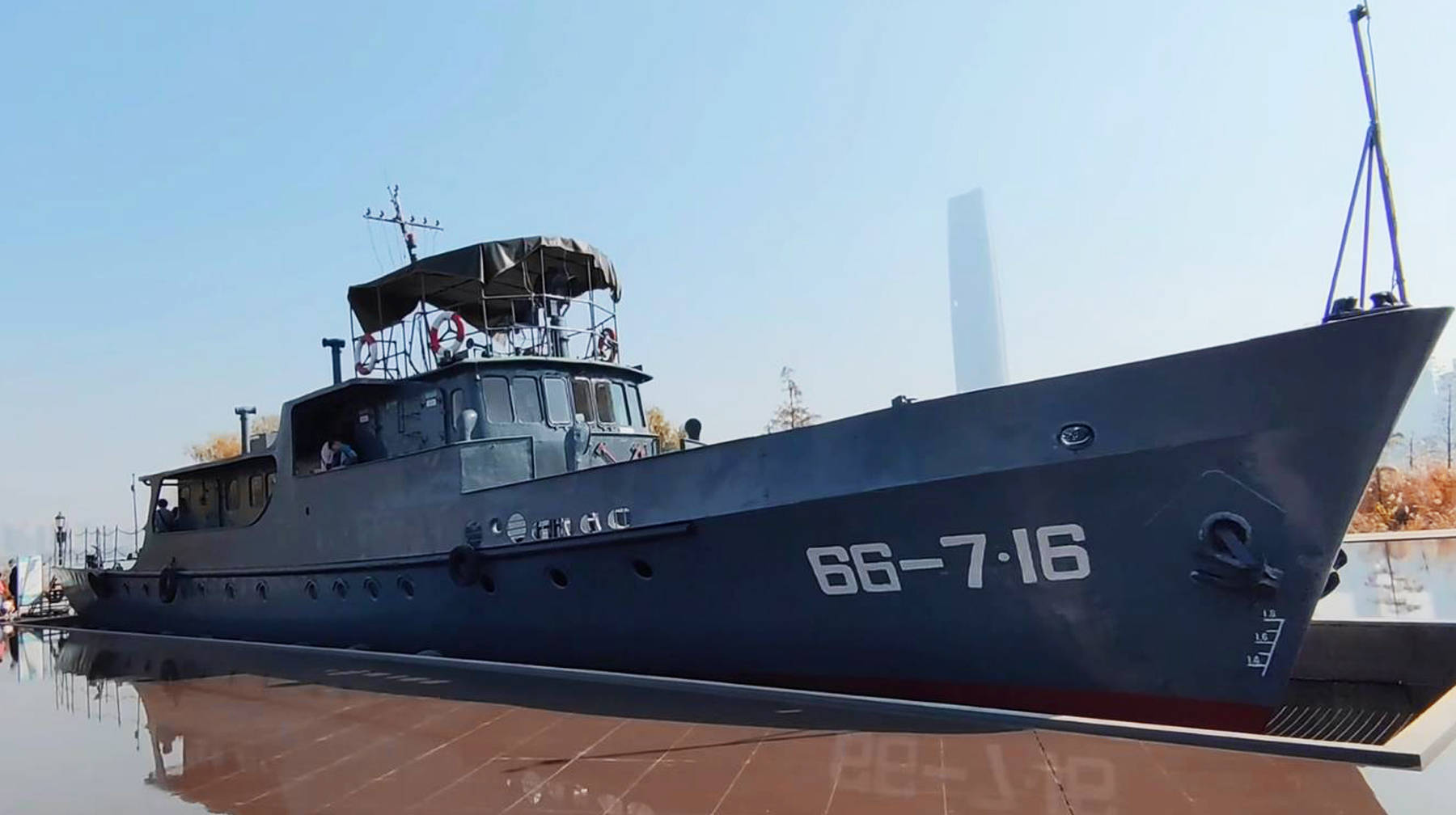 站在江滩绿道主轴路上,向西看到66716舰艇就在左手边的专属展区里.