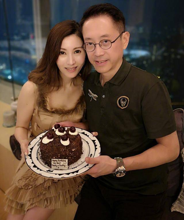 小腹 李嘉欣携夫出席婚宴，长裙配铆钉靴优雅霸气，49岁小腹微凸好抢镜